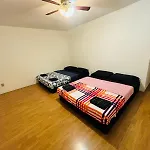 M-1 Walking Distance To Square One Mall With Attached Washroom- For 6 People