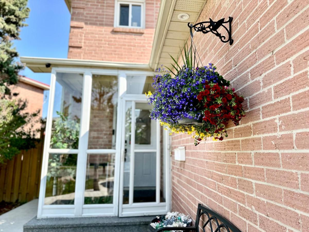 Luxury In Near Square One Mall & Pearson Airport Homestay