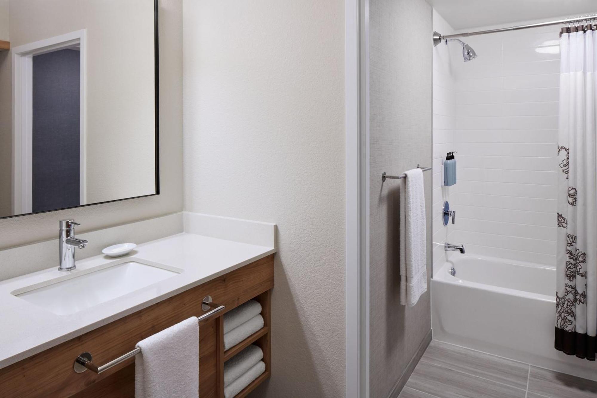 By Marriott Mississauga-airport Corporate Centre West 3* Mississauga