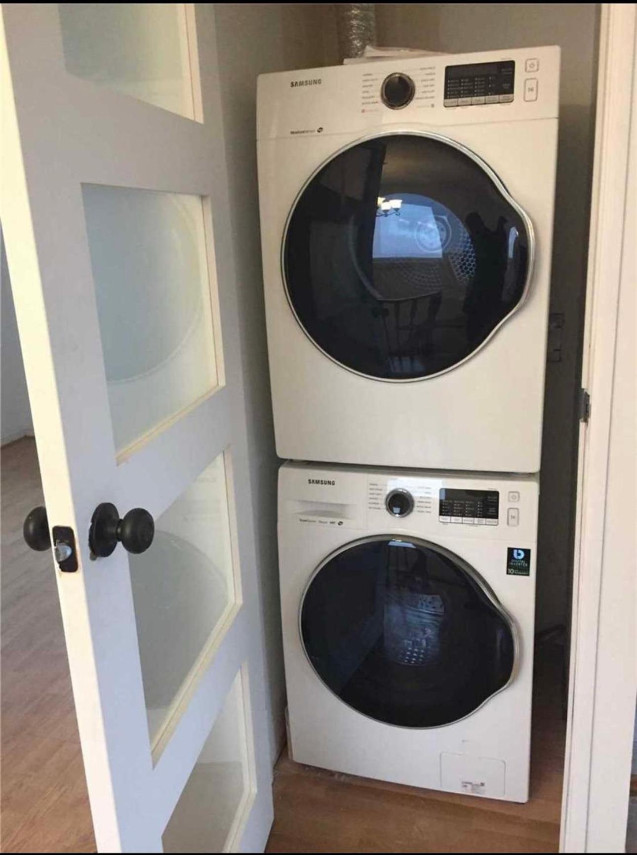 M-1 Walking Distance To Square One Mall With Attached Washroom- For 6 People Homestay Mississauga