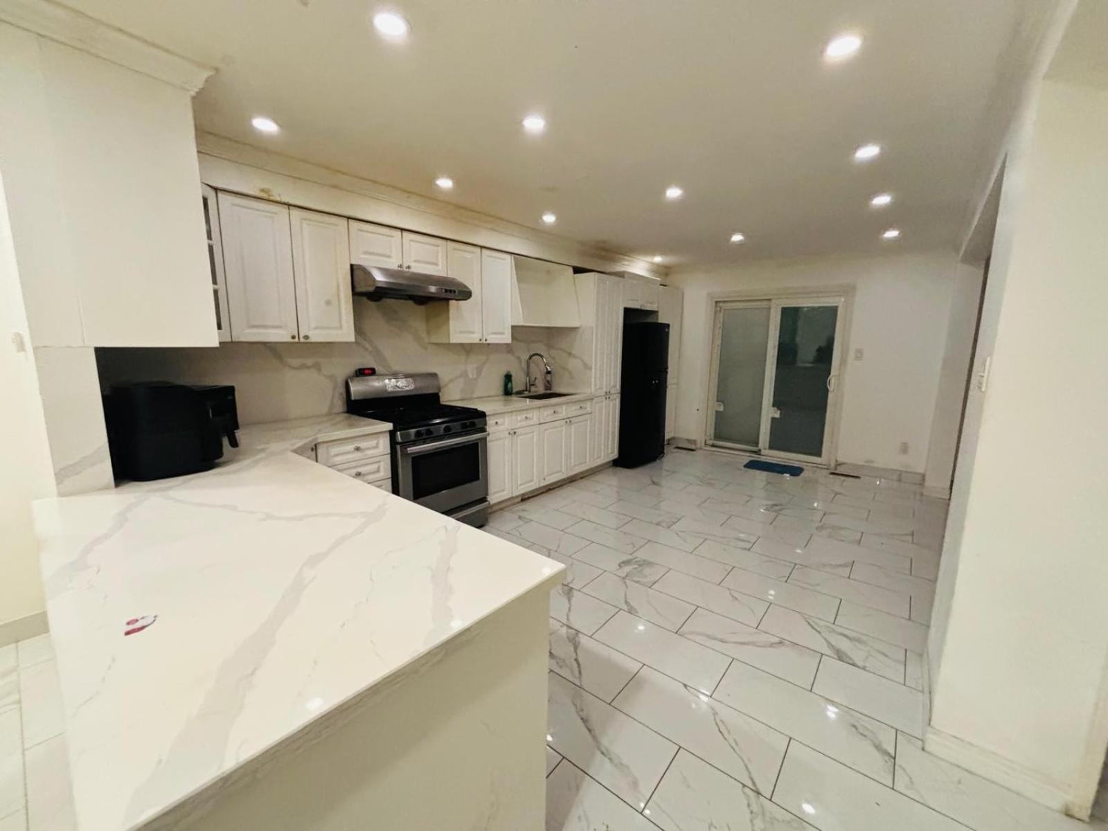 M-1 Walking Distance To Square One Mall With Attached Washroom- For 6 People Mississauga