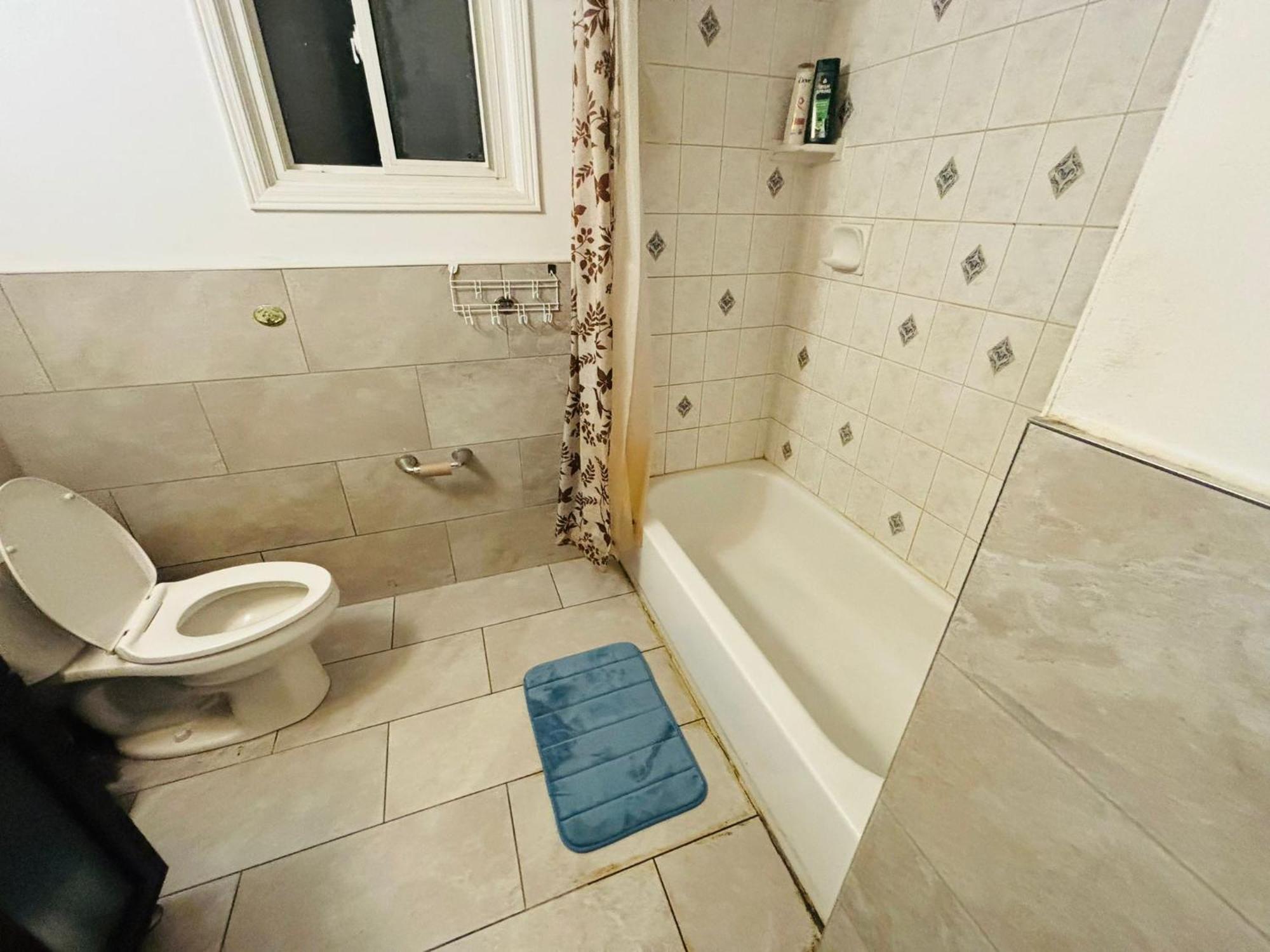 M-1 Walking Distance To Square One Mall With Attached Washroom- For 6 People Homestay