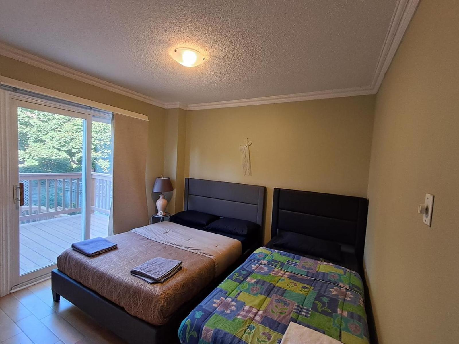 With Private Patio Next To Toronto Airport Homestay *
