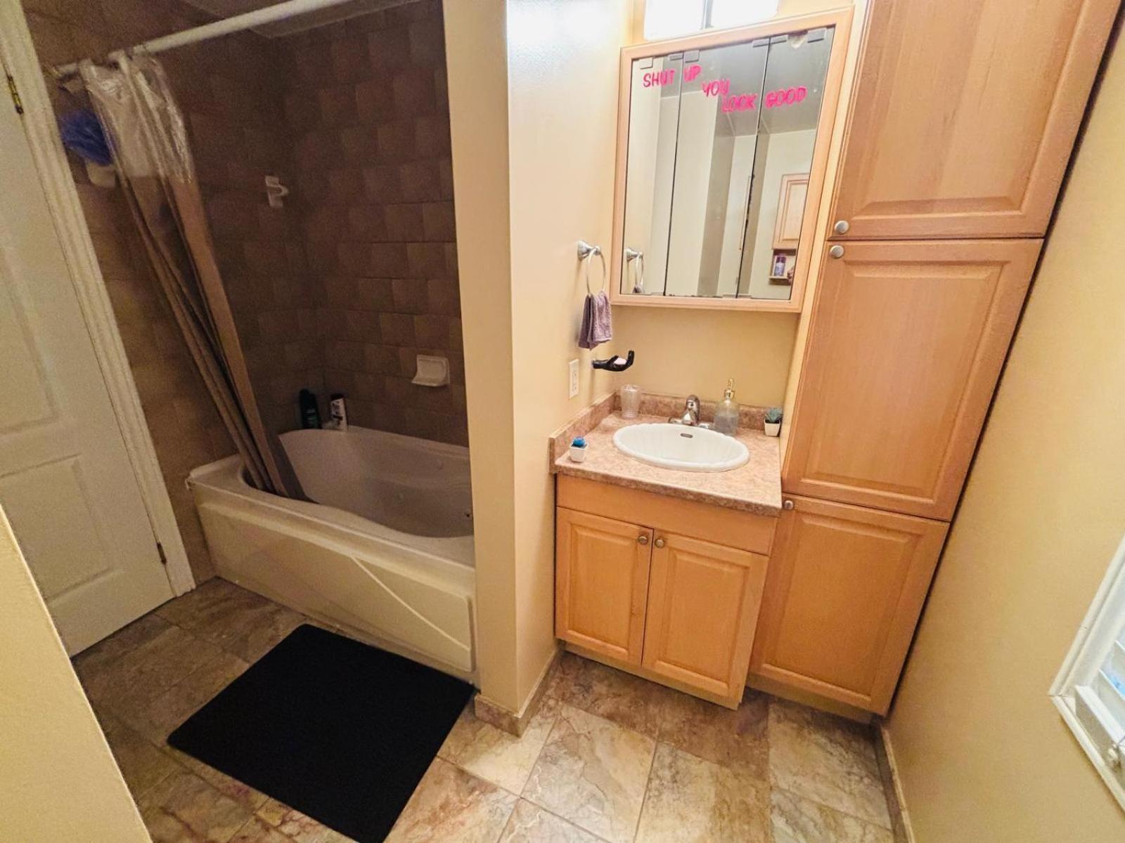 Homestay With Private Patio Next To Toronto Airport *