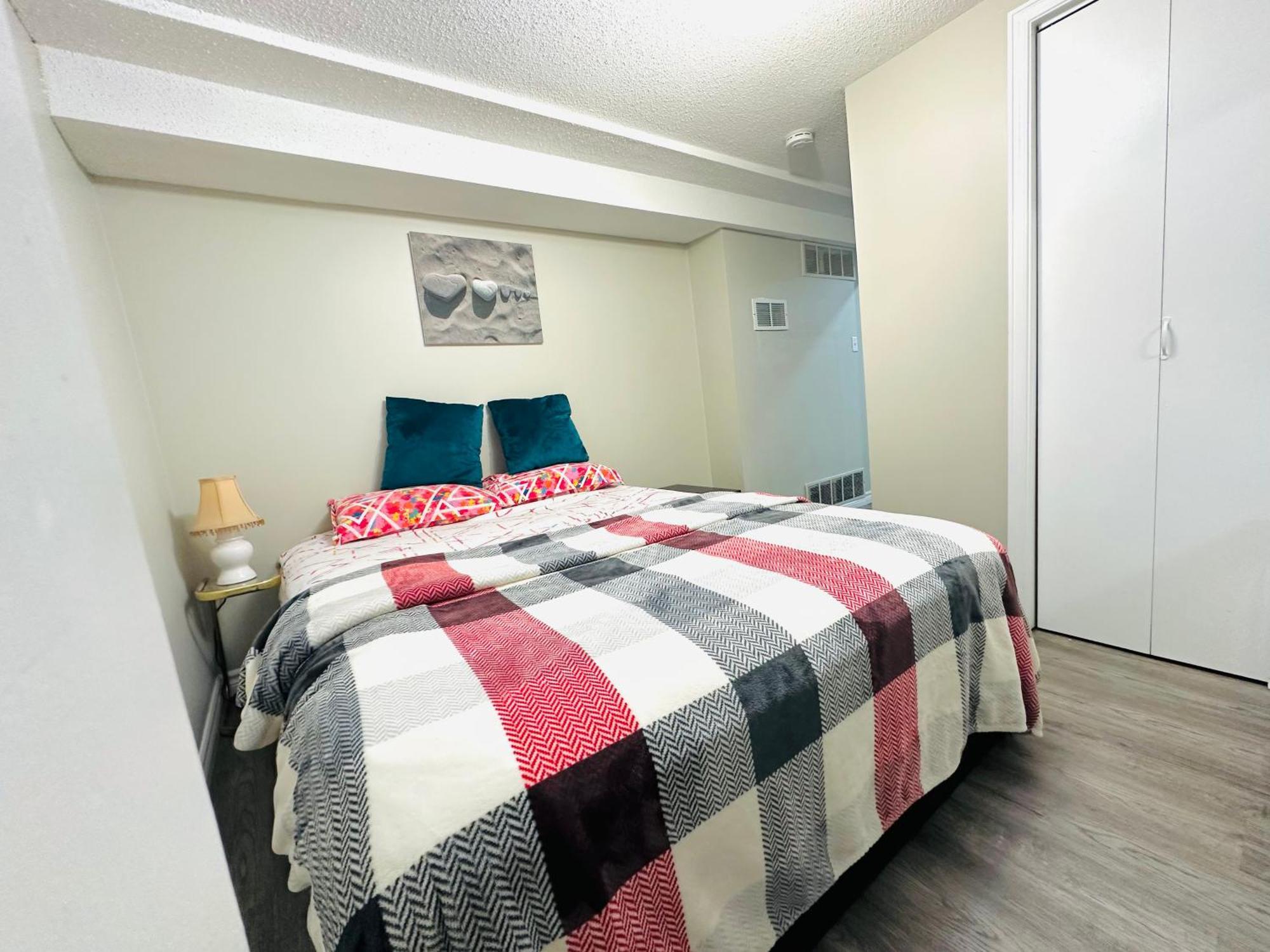 Luxury In Near Square One Mall & Pearson Airport Homestay