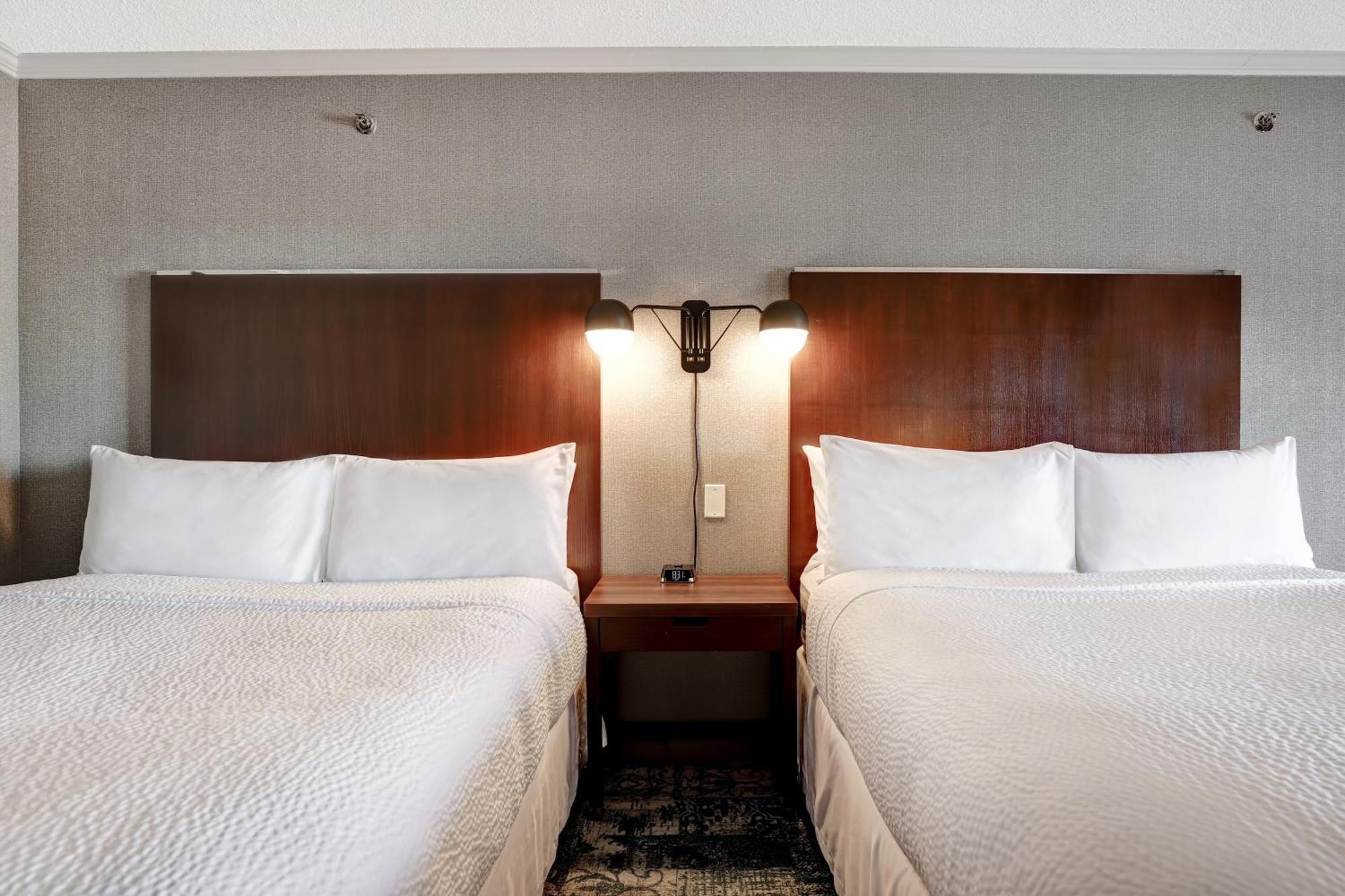 Hotel Four Points By Sheraton Toronto 3*