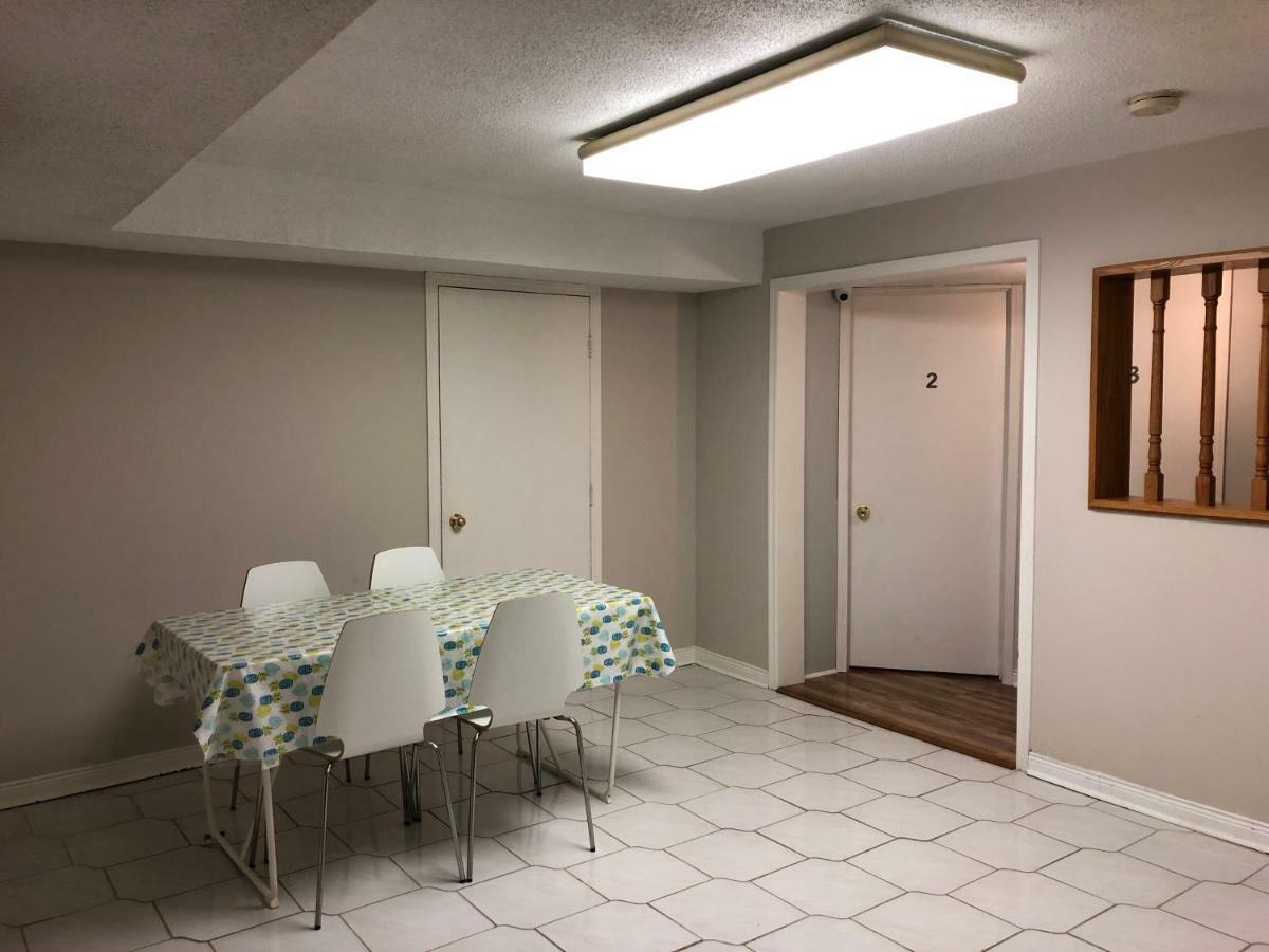 Cozy Rooms Near Toronto Airport For Vaccinated Travellers Guest house Mississauga